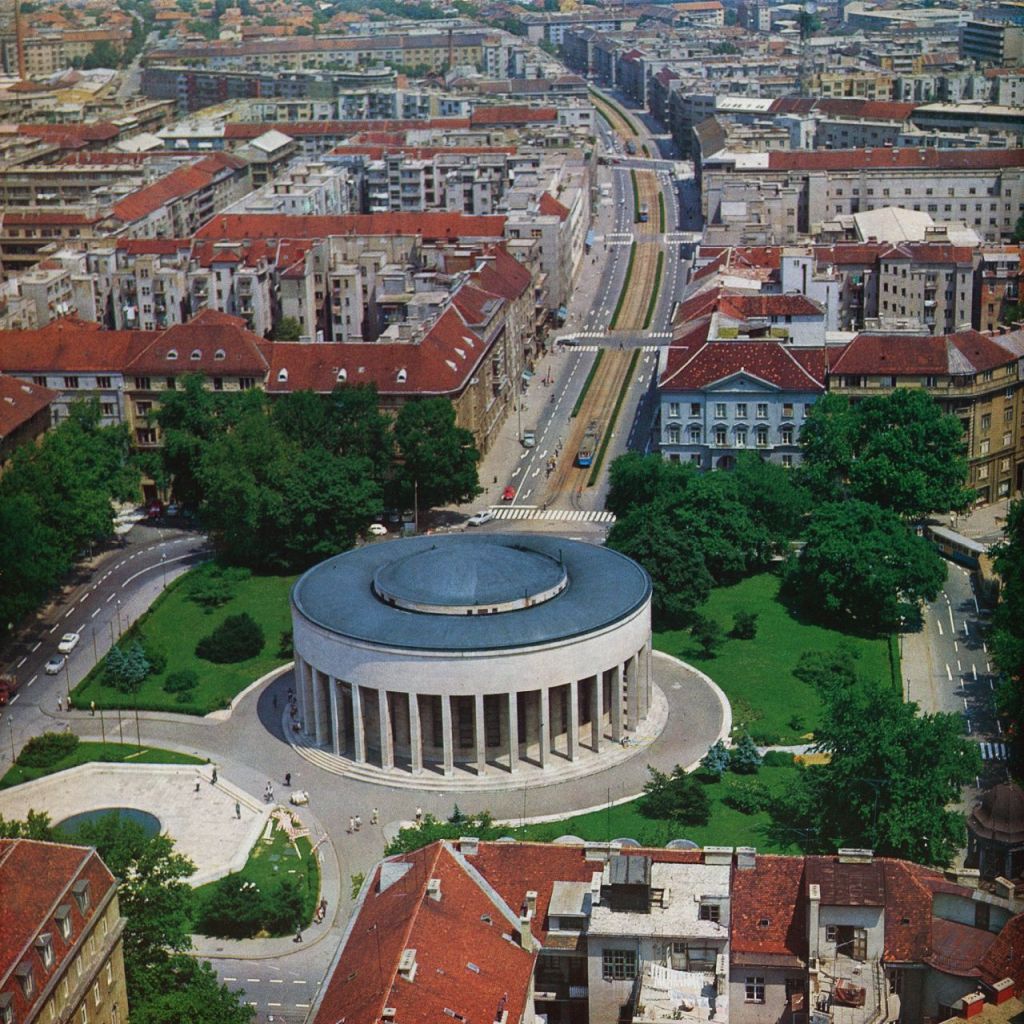 Trg žrtava fašizma, u pozadini ulica Socijalističke revolucije (današnja Zvonimirova), oko 1970.-1975. godine